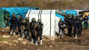 Des policiers démantèlent des abris de fortune dans la partie sud de la "Jungle" de Calais, le 3 mars 2016.