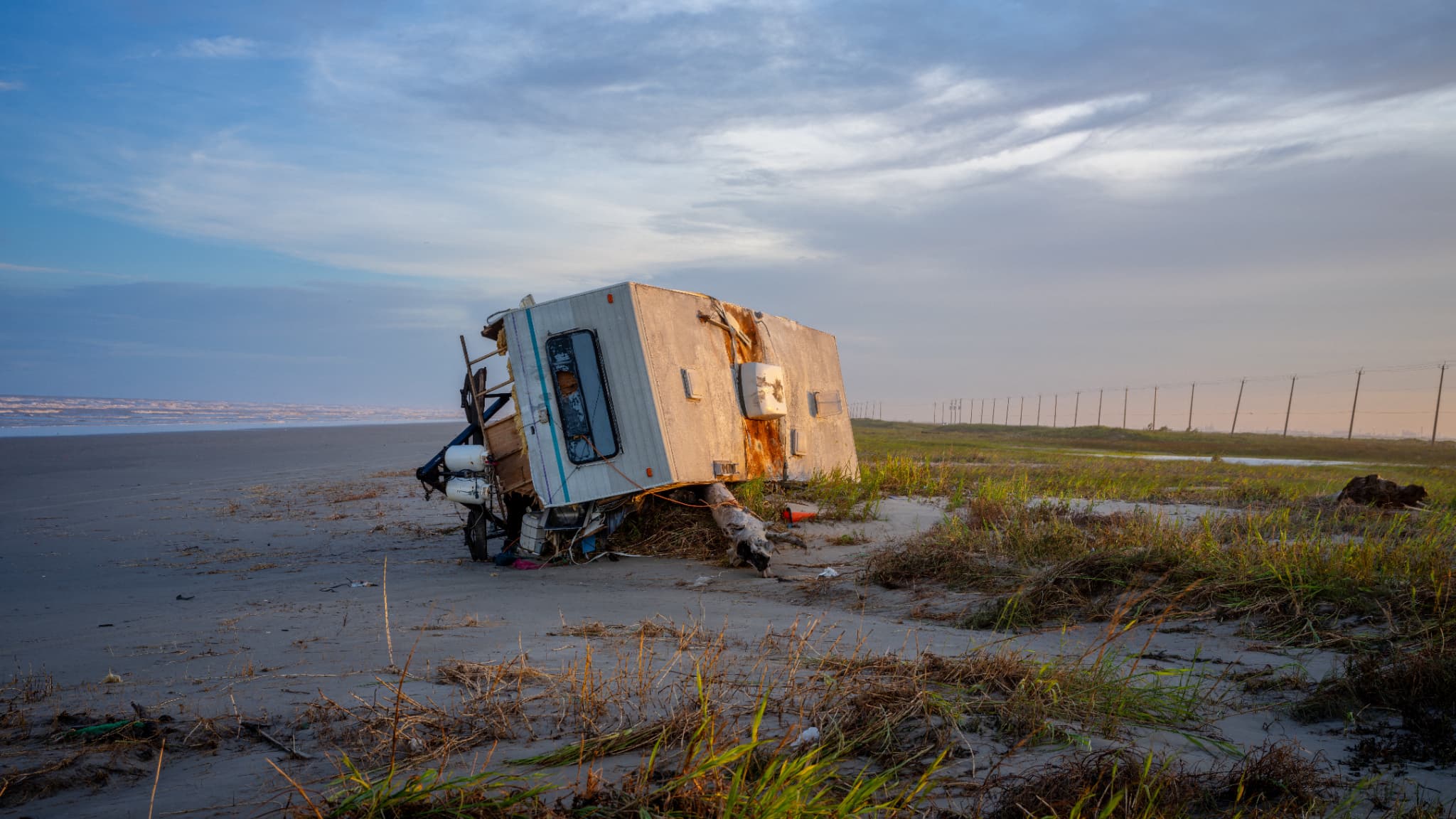 Un mobile-home renversé par la tempête Béryl à Freeport au Texas, le 8 juillet 2024