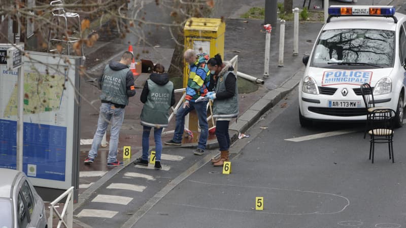 Les policiers inspectent les lieux où une jeune policière a été abattue à Montrouge, le 8 janvier 2015.