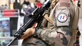 Un soldat français de l'opération Sentinelle patrouille à la gare Saint-Lazare à Paris, le 25 mars 2024. 