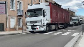Un poids lourd traversant la commune de Saint-Laurent-de-Mure, dans le Rhône