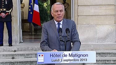 Le Premier ministre Jean-Marc Ayrault, lundi, sur le perron de Matignon.