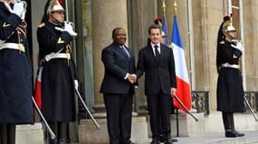 Des opposants gabonais soutenus par Jeudi Noir ont manifesté lundi à Paris pour protester contre la venue d'Ali Bongo, qui a été reçu à l'Elysée par Nicolas Sarkozy. /Photo prise le 21 février 2011/REUTERS/Philippe Wojazer