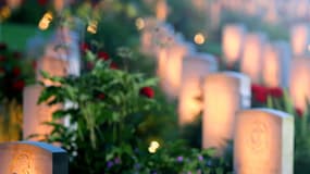 Photo prise jeudi 30 juin 2016, montrant les tombes de soldats britanniques tués pendant la bataille de la Somme, illuminées lors d'une cérémonie pour commémorer le centenaire de ce combat parmi les plus meurtriers de la Première Guerre mondiale (1,2 million de tués, disparus et blessés en cinq mois) au mémorial de Thiepval, dans le nord de la France.