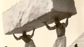 Exemple d'extrait de cette vidéo avec deux géants qui soulèvent ce bloc de pierre du bout des bras
