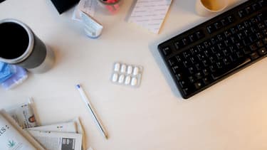 Une plaquette de médicament déposée sur un espace de travail.