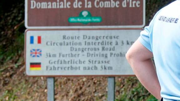 Route de la Combe d'Ire près de laquelle s'est produite la tuerie de Chevaline. Des gendarmes français ont accompagné samedi la police anglaise dans une perquisition au domicile des membres de la famille anglaise victime de la tuerie de Chevaline, mercred