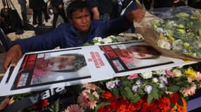 Un membre de la communauté thaïlandaise en Israël dépose une gerbe sur le cercueil du ressortissant thaïlandais Sudthisak Rinthalak, qui a été enlevé par des militants du Hamas le 7 octobre 2023.