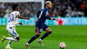 Neymar devant Vinicius Jr lors du match Real-PSG, à Madrid le 9 mars 2022