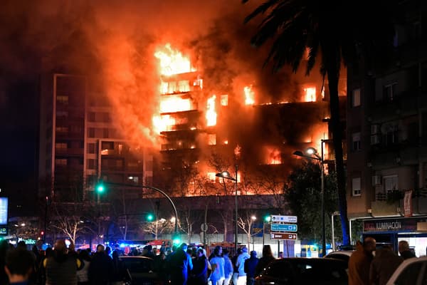 Un énorme incendie fait rage dans un immeuble résidentiel de plusieurs étages à Valence, le 22 février 2024.
