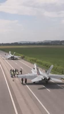 En Suisse, des avions de chasse atterrissent sur une autoroute