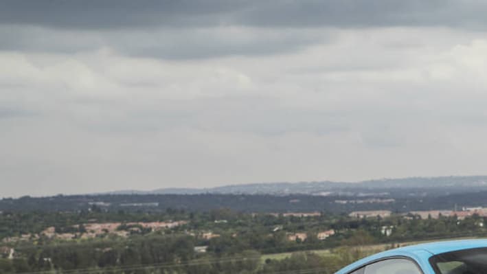 La force de cette 911 Turbo S est d'être aussi à l'aise sur piste que sur route. Son couple de 700Nm en fait un animal très joueur.