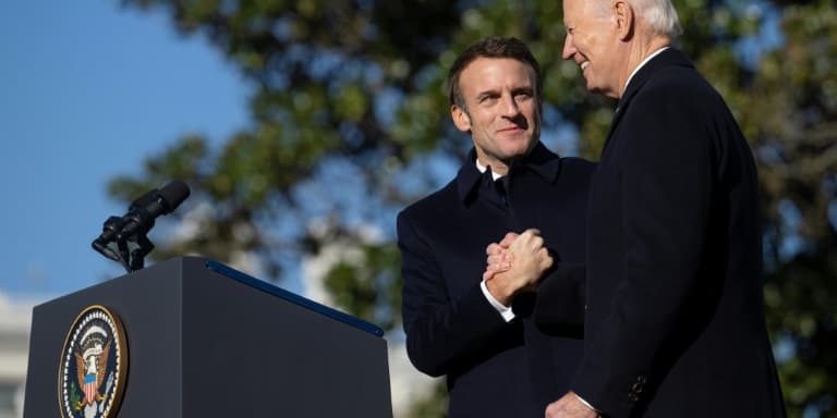 Le président américain Joe Biden et son homologue français Emmanuel Macron lors d'une cérémonie de bienvenue à la Maison Blanche, le 1er décembre 2022 à Washington