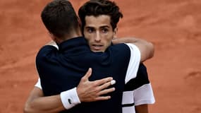 Benoit Paire prendre Pierre-Hugues Herbert dans les bras