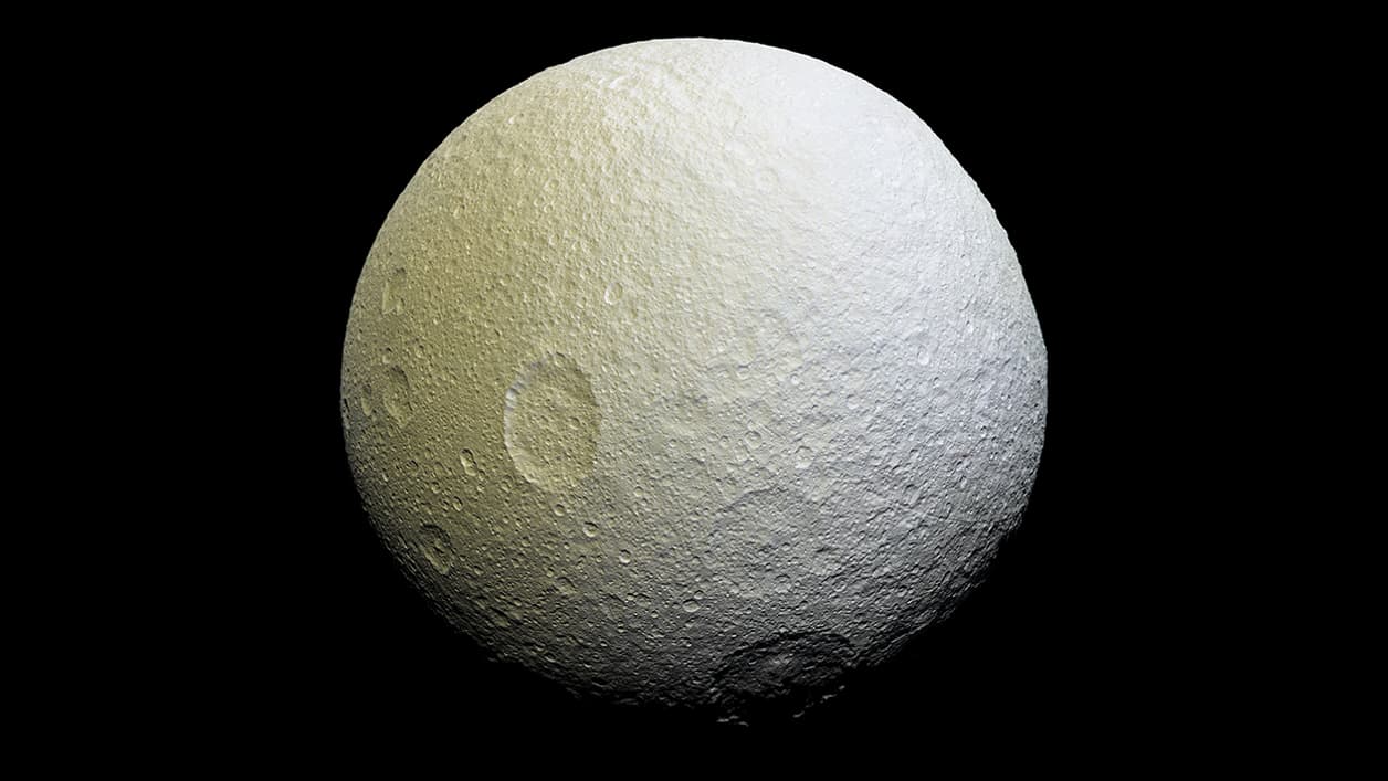 Dernière photo en date de la face de Thétys présentant les traces rouges inhabituelles