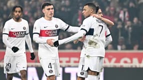 Kylian Mbappé félicité par Manuel Ugarte et ses coéquipiers lors de Lille-PSG, 17 décembre 2023