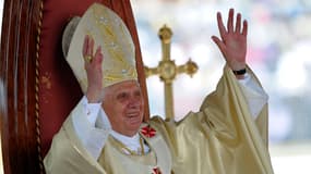 Le pape a, comme son prédécesseur Jean Paul II, accordé en de rares occasions des entretiens à des journalistes, mais il ne s'était jamais essayé à un tel contact direct avec le public.
