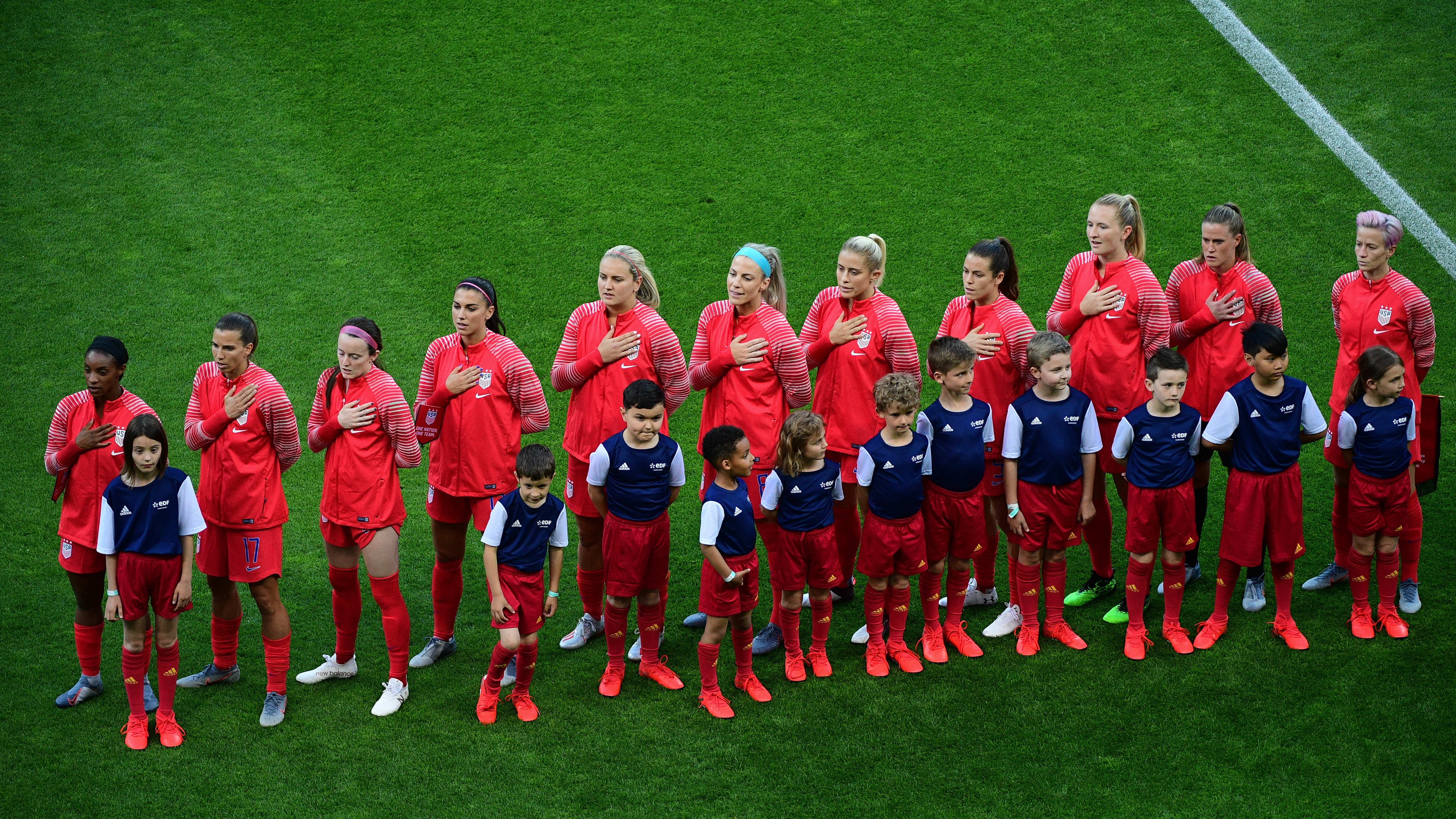 Megan Rapinoe, à droite, lors de l'hymne américain avant États-Unis-Thaïlande Megan Rapinoe, à droite, lors de l'hymne américain avant États-Unis-Thaïlande