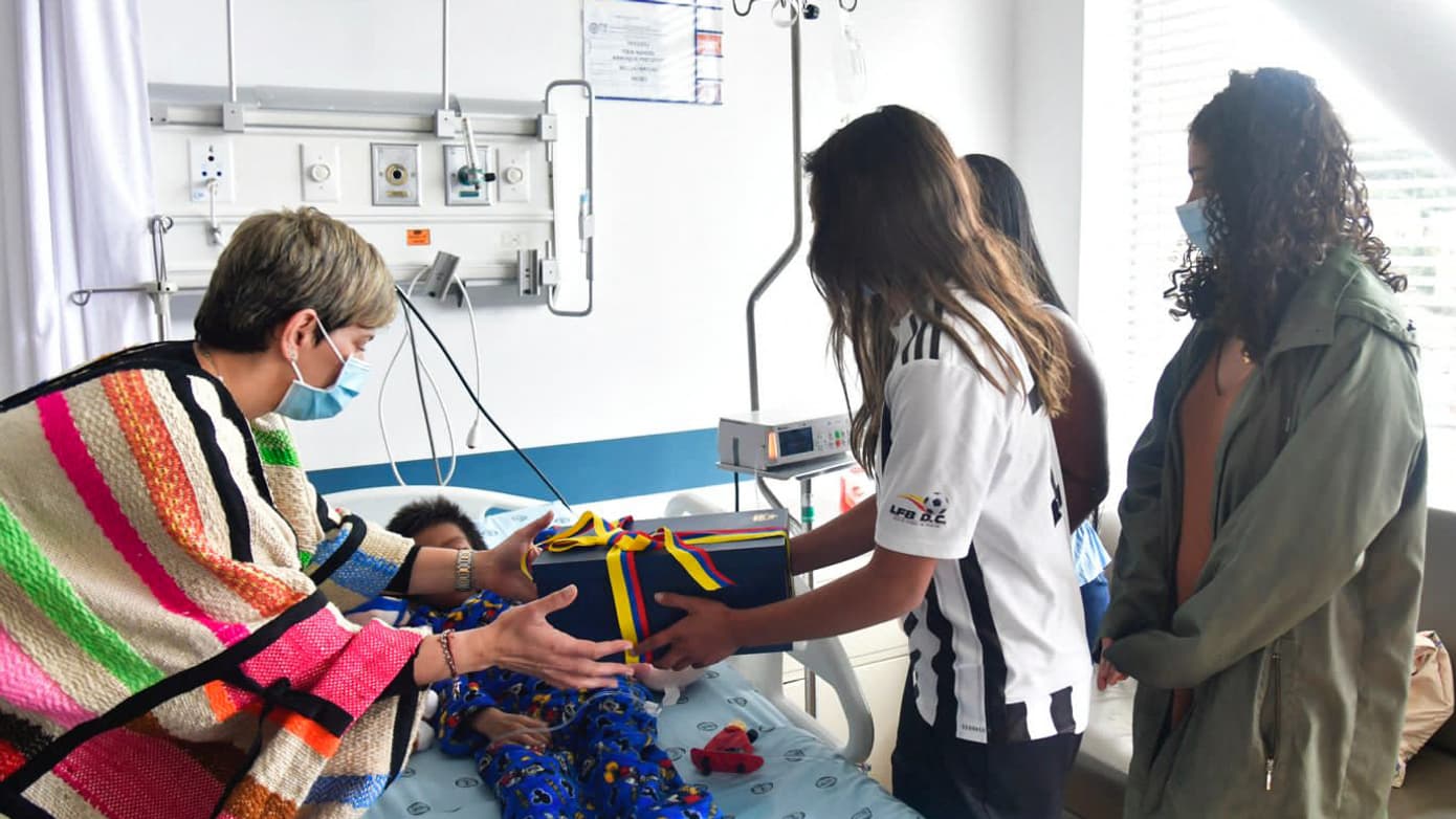 La Première dame colombienne rend visite, le 10 juin 2023 à Bogota, à l'un des enfants membres d'une communauté indigène retrouvé vivant plusieurs semaines après le crash de l'avion qui le transportait.