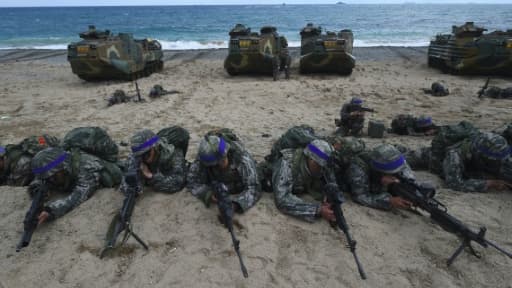 Des Marines sud-coréens en position sur une plage lors de manoeuvres navales conjointes entre la Corée du Sud, le Japon et les Etats-Unis, le 2 avril 2017 à Pohang, en Corée du Sud Des Marines sud-coréens en position sur une plage lors de manoeuvres navales conjointes entre la Corée du Sud, le Japon et les Etats-Unis, le 2 avril 2017 à Pohang, en Corée du Sud