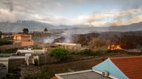 Une coulée de lave du volcan Cumbre Vieja atteint les habitations à Los Llanos de Aridane, sur l'île de Palma, le 20 septembre 2021 aux Canaries