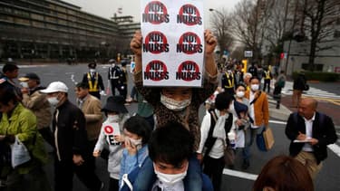 Des milliers de manifestants ont défilé dimanche dans les rues de Tokyo en demandant au gouvernement nippon de renoncer à l'énergie nucléaire, à la veille du deuxième anniversaire du tsunami qui avait provoqué une catastrophe à la centrale atomique de Fuk