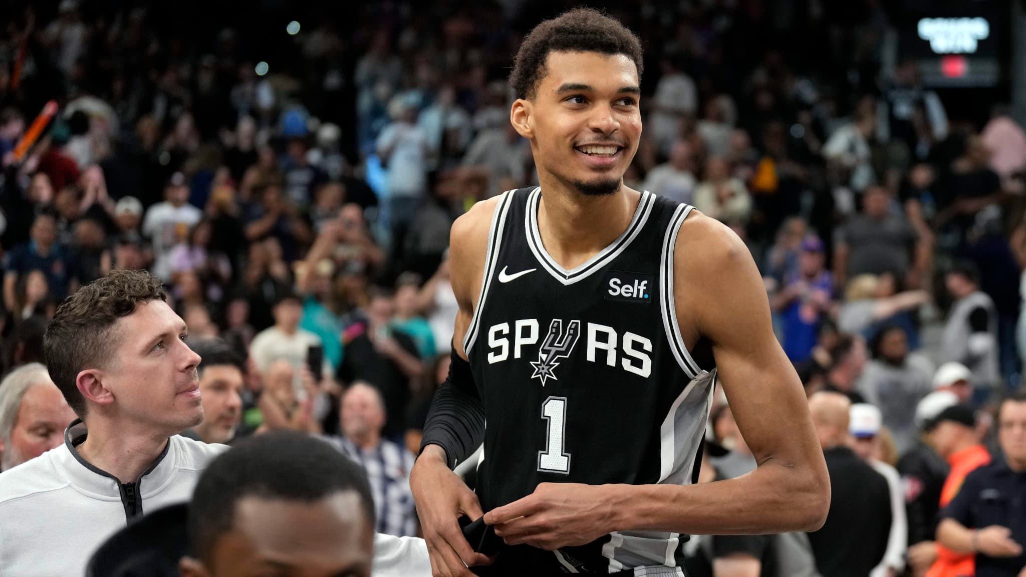 Victor Wembanyama tout sourire avec les San Antonio Spurs