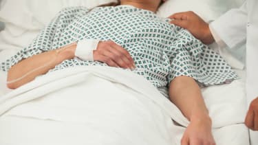 Le midazolam peut être utilisé pour mettre en oeuvre une sédation profonde jusqu'à la mort.