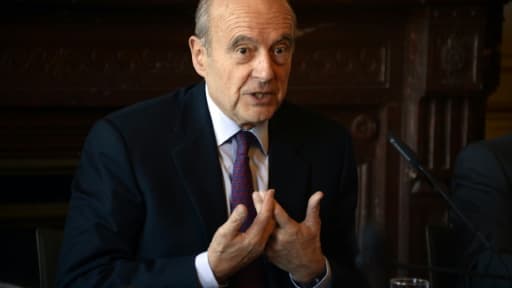 Le maire les Républicains de Bordeaux Alain Juppé dans la ville dont il est premier magistrat, le 14 décembre 2015