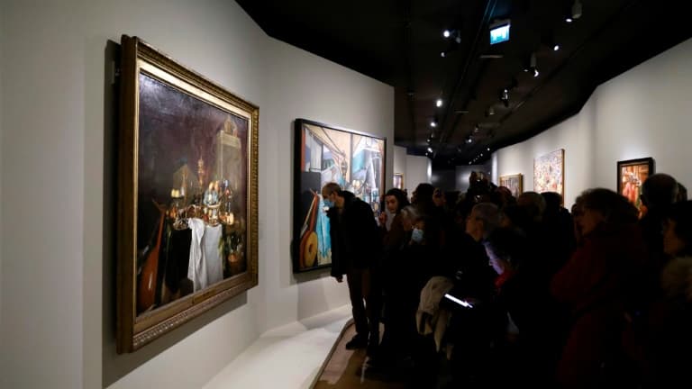 Des visiteurs du musée du Louvre à Paris lors de l'exposition "La Nuit des Choses", le 13 janvier 2023.