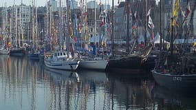 Le bassin du commerce divise la ville en deux