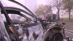 Image tirée d'une vidéo de l'AFPTV montrant un véhicule brûlé dans un quartier d'Alençon après une nuit de violences urbaines, le 27 octobre 2021