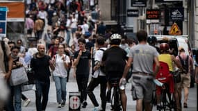 Des piétons sans masque de protection dans une rue de Nantes, le 17 juin 2021 en France