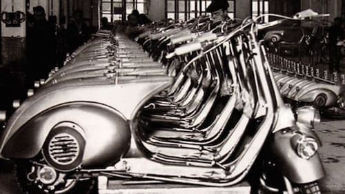 Les premières Vespa sont sorties des usines de Piaggio en 1946. Les premières Vespa sont sorties des usines de Piaggio en 1946.