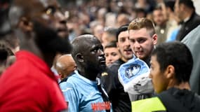 Abdoulaye Toure avec des supporters du Havre le 10 mai 2025