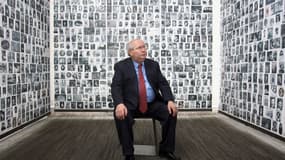 Serge Klarsfeld pose devant des photo de centaines de juifs déportés durant la Seconde Guerre mondiale, au mémorial de la Shoah, le 4 décembre 2007.