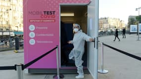 Devant un stand "MobilTest" de tests au Covid-19, installé par la SNCF vdevant la gare de Lyon à Paris, le 5 novembre 2020 