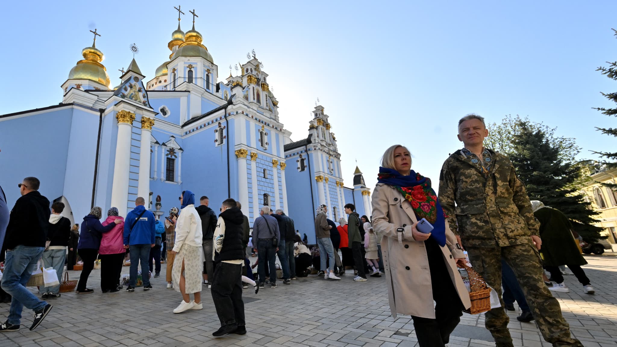 Des Ukrainiens devant le monastère Saint-Michel-au-Dôme-d'Or, dans le centre de Kiev, pour Pâques, le 20 avril 2025 Des Ukrainiens devant le monastère Saint-Michel-au-Dôme-d'Or, dans le centre de Kiev, pour Pâques, le 20 avril 2025