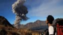 Le mont Rinjani, en Indonésie, s'est réveillé le 1er novembre, son panache de fumée entraînant la fermeture de l'aéroport de Bali et l'annulation de centaines de vols.