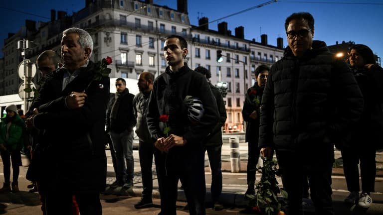 Hommage à Mohammad Moradi, un Iranien qui s'est suicidé le 26 décembre 2022 en se jetant dans le Rhône à Lyon afin, dit-il dans une vidéo posthume, d'attirer l'attention sur la situation dans son pays