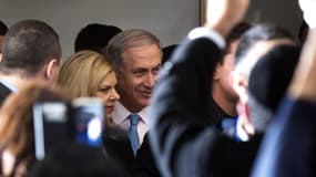 Benjamin Netanyahu et son épouse Sara arrivent à un meeting électoral, le 8 février 2015, à Jérusalem.