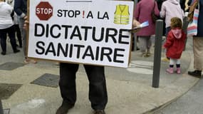 Un manifestant proteste contre la fermeture des bars et restaurants devant l'hôpital de la Timone à Marseille le 25 septembre 2020