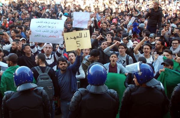 Des étudiants rassemblés contre la candidature d'Abdelaziz Bouteflika à Oran, le 26 février 2019. Des étudiants rassemblés contre la candidature d'Abdelaziz Bouteflika à Oran, le 26 février 2019.