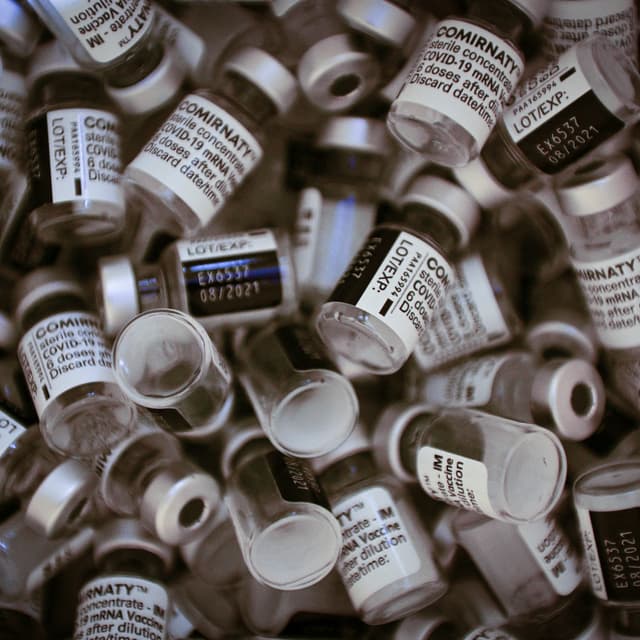 EN DIRECT - en France, 20% de la population majeure a désormais reçu deux doses de vaccin