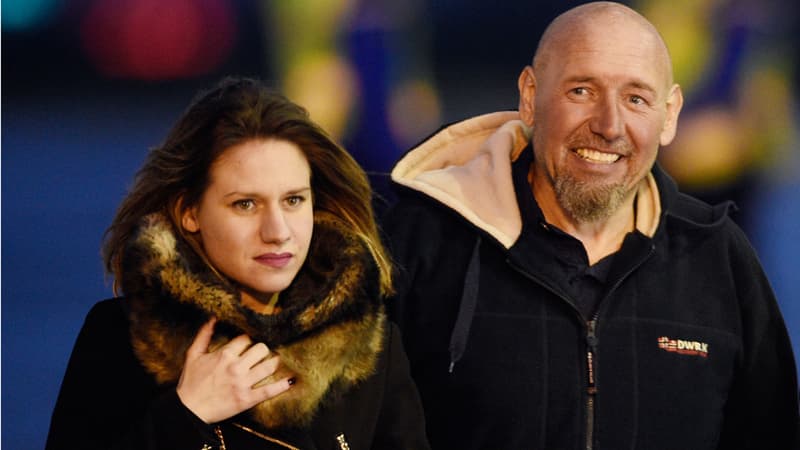 Serge Lazarevic et sa fille Diane sur le tarmac de l'aéroport militaire de Villacoublay.