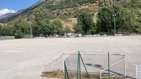 Le terrain de foot de l'Argentière-la-Bessée dans les Hautes-Alpes.