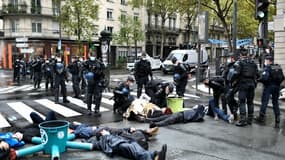 Extinction Rebellion accuse le président Macron de ne pas vouloir reprendre les propositions de la Convention citoyenne pour le climat, à Paris le 13 octobre 2020