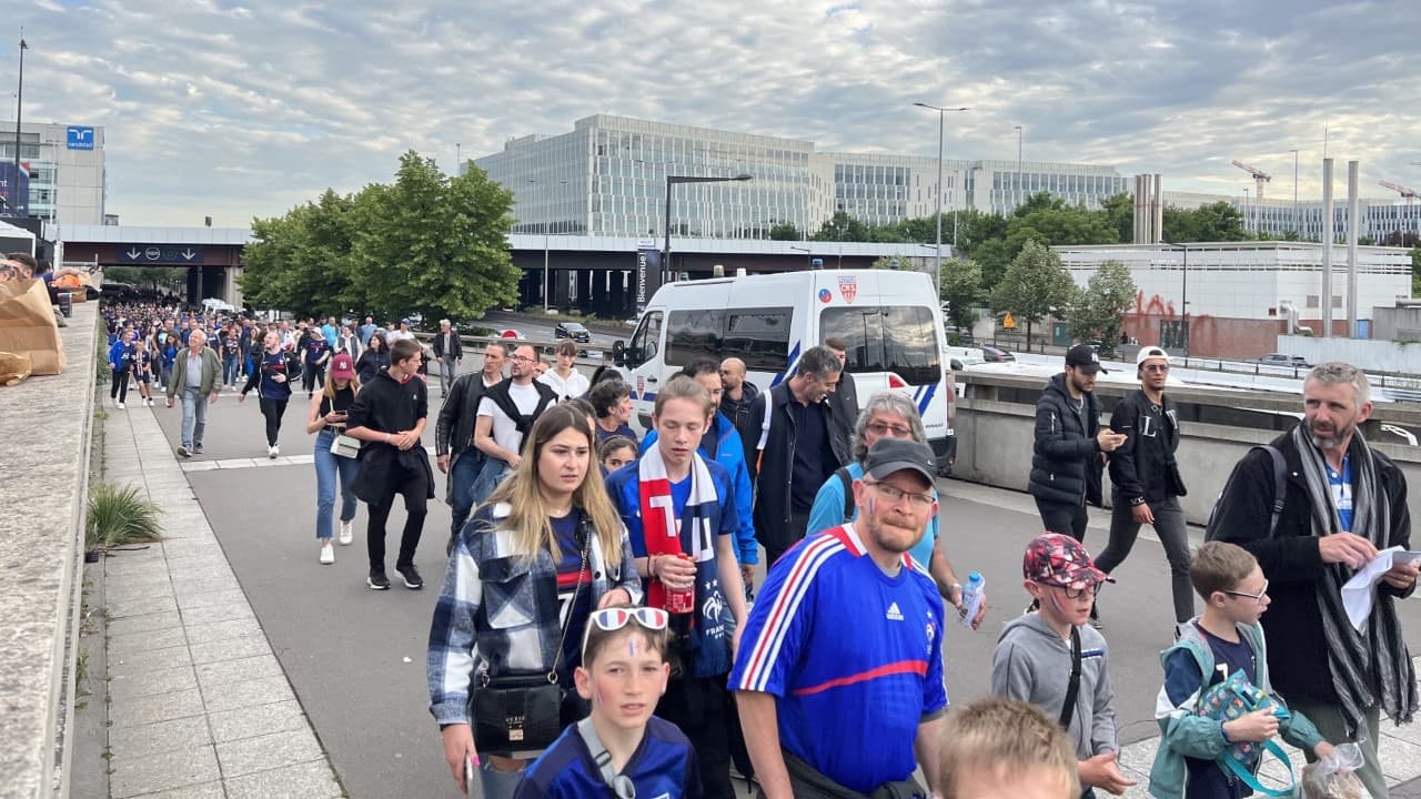 L'arrivée des supporters français au Stade de France pour France-Danemark, le 3 juin 2022