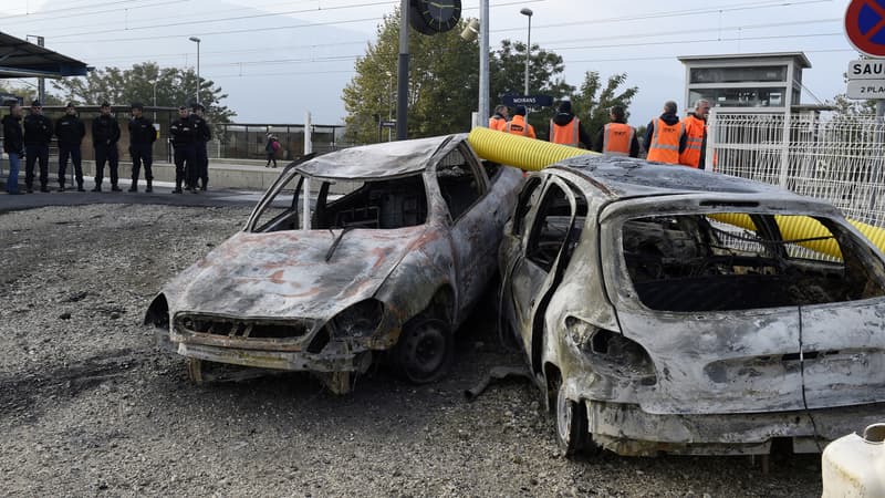 Des voitures brûlées à Moirans, au cours des émeutes. 