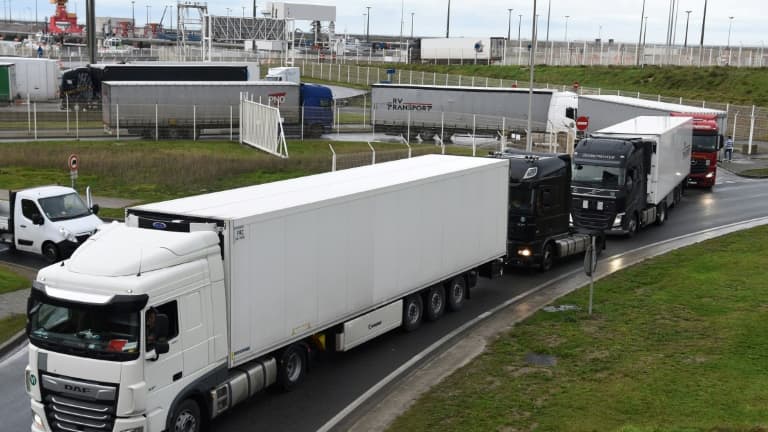 Des camions quittent le terminal de ferry à Calais après avoir traversé la Manche, le 23 décembre 2020 